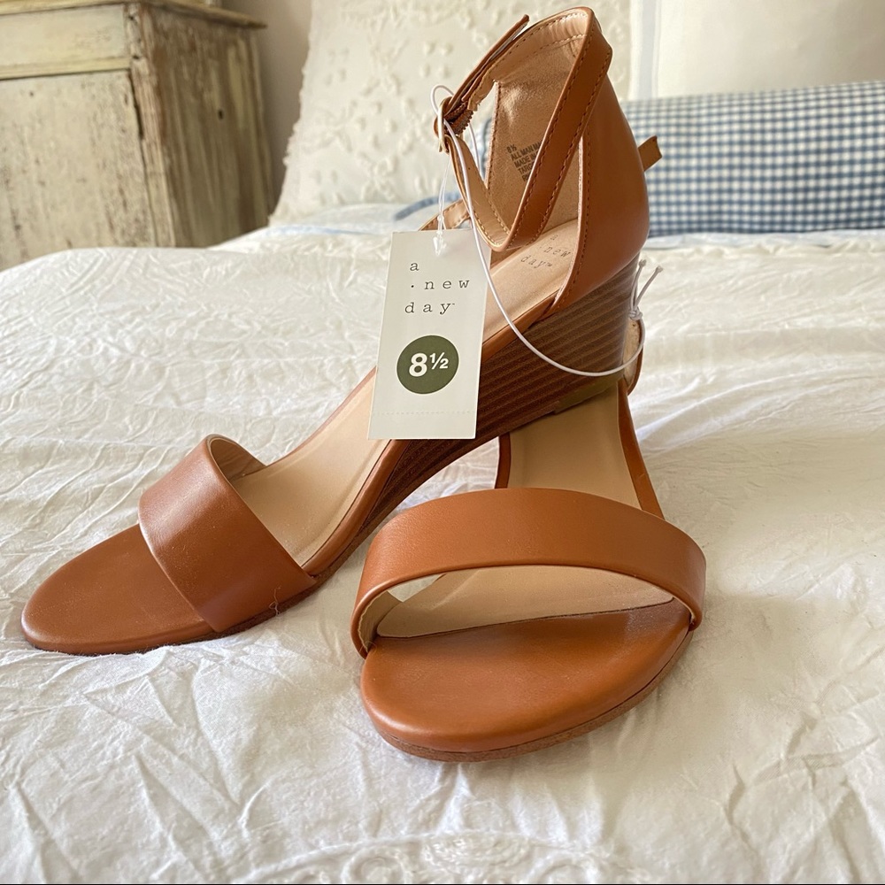 NWT UNIVERSAL THREAD brown ankle sandal with wedge heel.